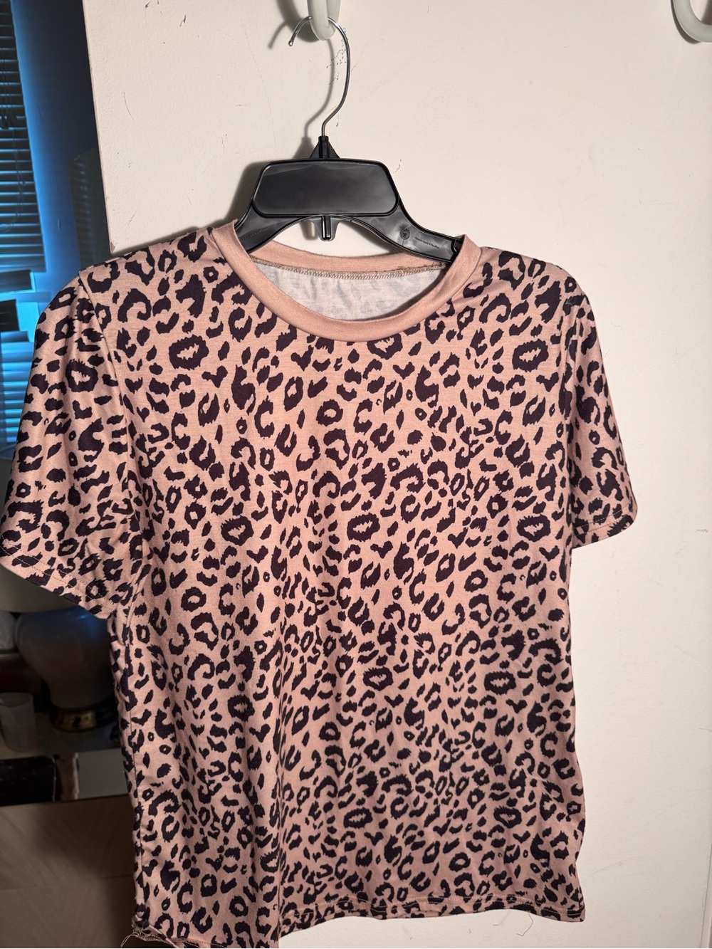 Leopard Print Short Sleeve Tee in Blush Pink
